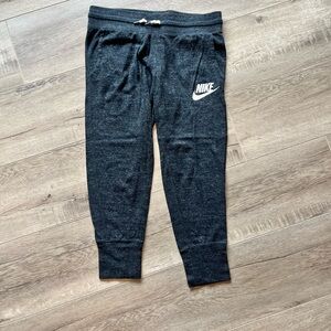 Nike jogger capri pants